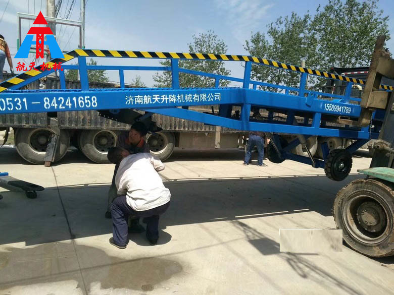 青島即墨8噸移動(dòng)式登車橋發(fā)貨